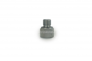 REDUCING ADAPTOR WITH CAPTIVE SEAL